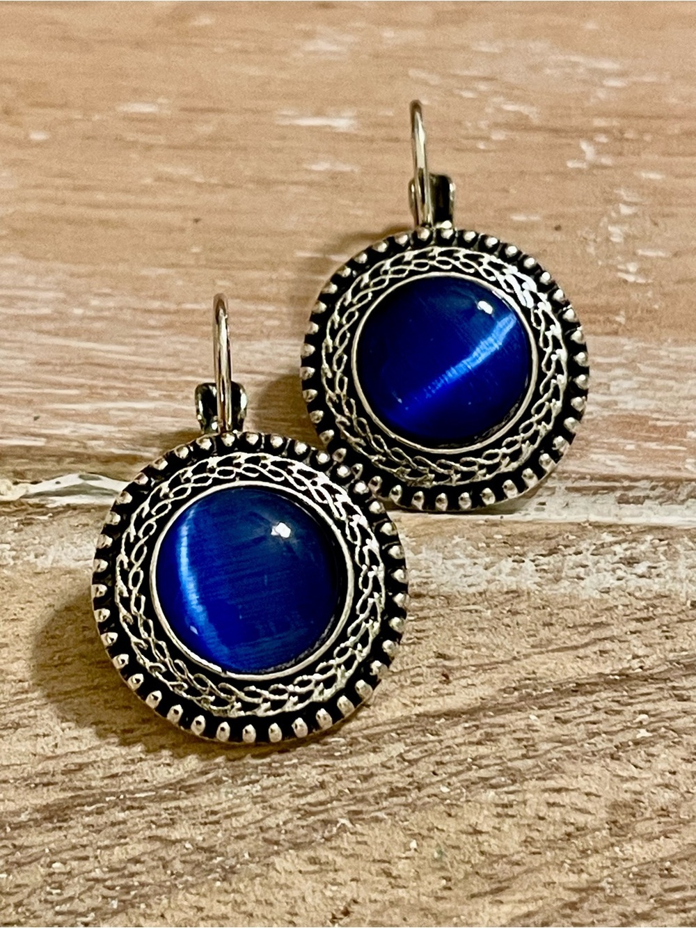 Small Handcrafted Deep Blue Cabochon Vintage Style Detail Drop Earrings - Picture 4 of 4